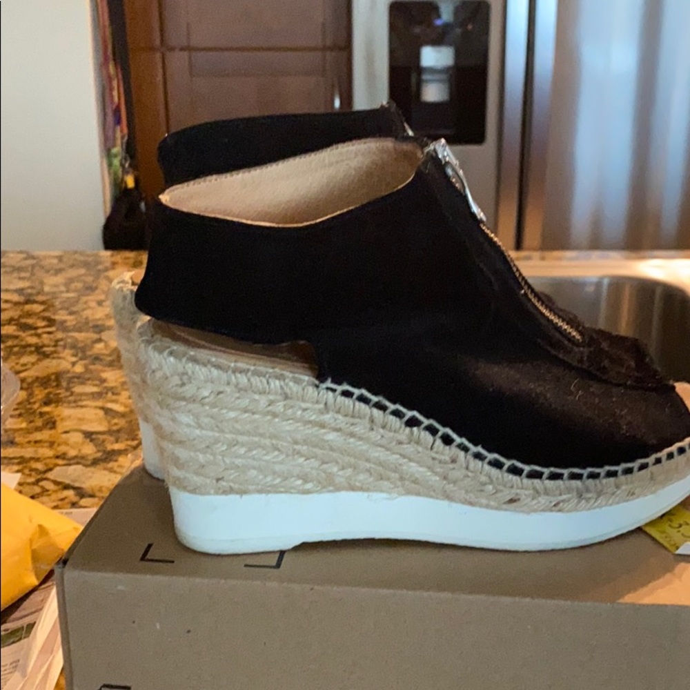 Suede zipper shoe with hemp
